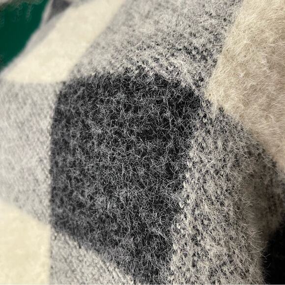 CYRUS Black & White Plaid Fuzzy Soft Scoop Neck Long Sleeve Sweater Size M - Picture 8 of 10